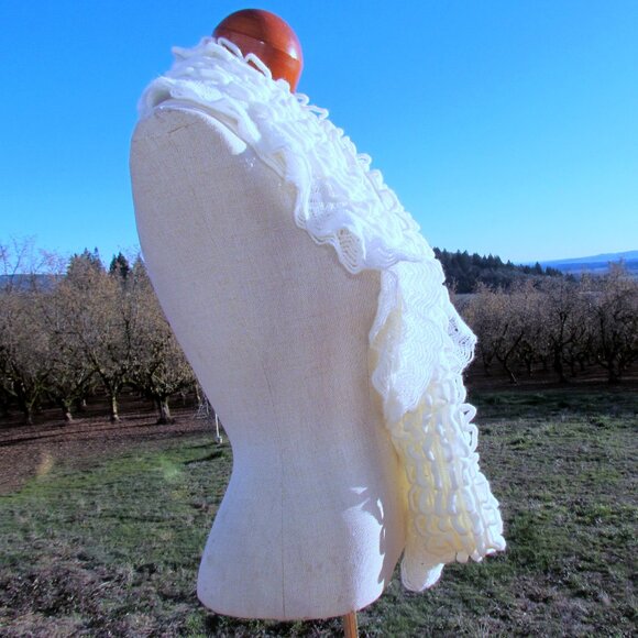 INFINITY SCARF, SOFT WHITE LACY KNITTED ELEGANT BEAUTIFUL NECK SCARF, NWOT - Picture 4 of 6